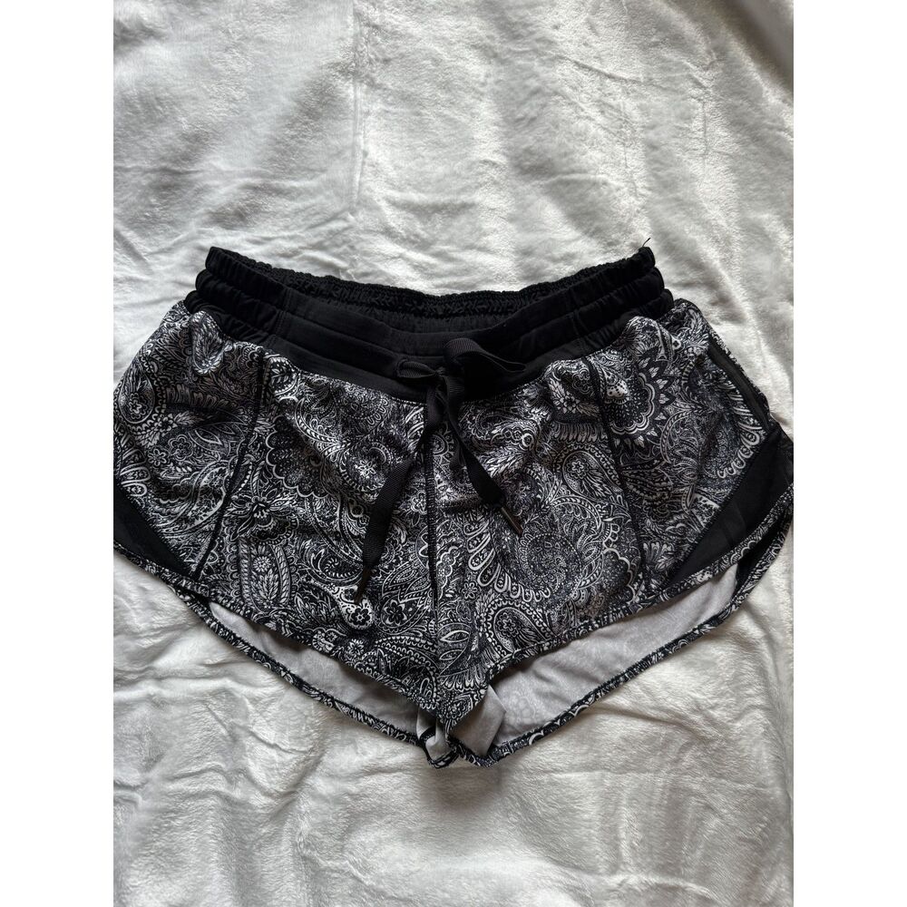 Lululemon Hotty Hot Shorts Mini Antique Paisley Size 6